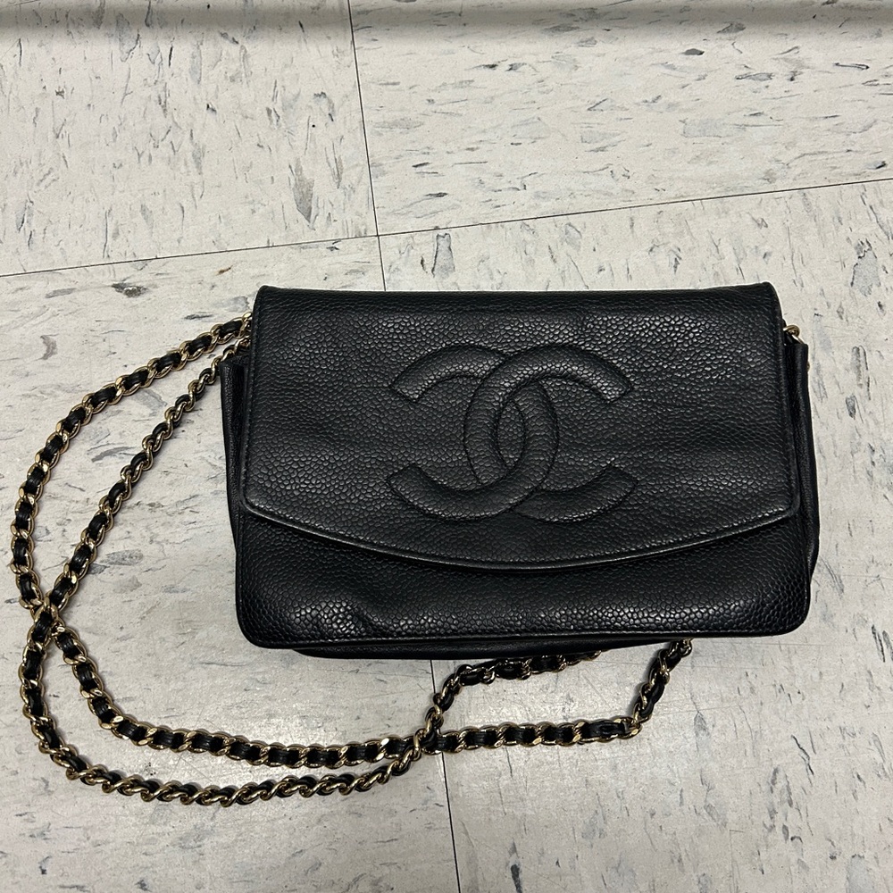Preloved CHANEL wallet on chain. Early 2000’s. Black caviar leather.